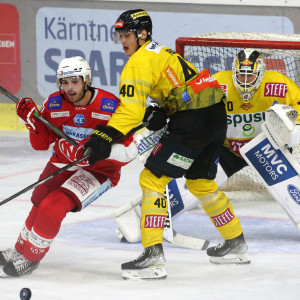 Dennis Sticha (KAC) entwischt Bernhard Posch (VIC)