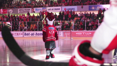 Rotjacken-Maskottchen Lindi beim Heimspiel gegen Wien