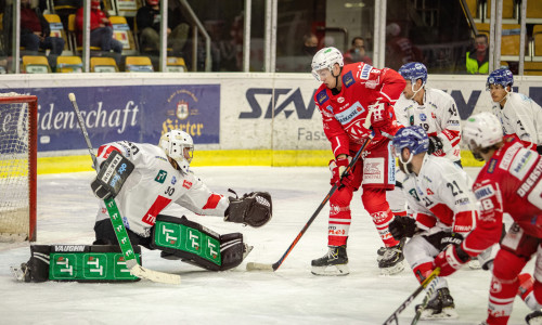 Nick Petersen (KAC) vor HCI-Torhüter René Swette