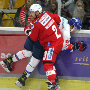 Phillip Bruggisser (KAC) im Zweikampf Phillip Bruggisser (KAC) im Zweikampf