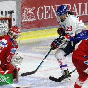 Tim McGauley (HCI) vor Sebastian Dahm (KAC) Tim McGauley (HCI) vor Sebastian Dahm (KAC)