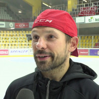 Thomas Koch am Mittelpunkt der Eisfläche in der Stadthalle