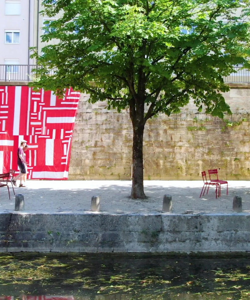 Hosea Ratschiller und Joschi Peharz am Ufer des Lendkanals