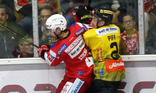 Dennis Sticha (KAC) und Lukas Piff (VIC) im Zweikampf