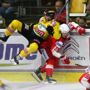 Manuel Geier (KAC) gegen Charlie Dodero (VIC) Manuel Geier (KAC) gegen Charlie Dodero (VIC)