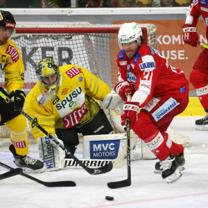 Thomas Hundertpfund (KAC) vor dem Capitals-Gehäuse Thomas Hundertpfund (KAC) vor dem Capitals-Gehäuse