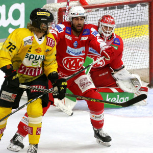 Martin Schumnig (KAC) gegen Nicolai Meyer (VIC) Martin Schumnig (KAC) gegen Nicolai Meyer (VIC)