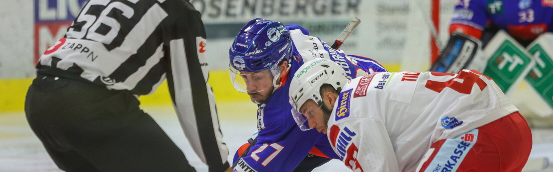 Michael Huntebrinker (HCI) gegen Rok Tičar (KAC) beim Faceoff