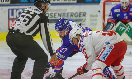 Michael Huntebrinker (HCI) gegen Rok Tičar (KAC) beim Faceoff