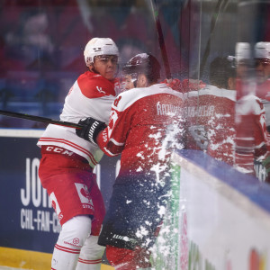 Kele Steffler (KAC) im Zweikampf