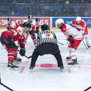 Thomas Koch (KAC) beim Faceoff Thomas Koch (KAC) beim Faceoff
