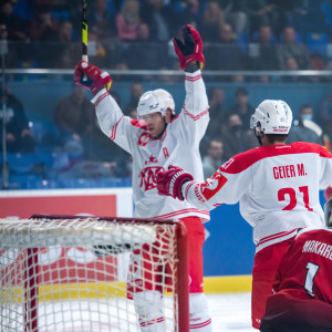 Thomas Hundertpfund (KAC) jubelt über seinen Doppelpack