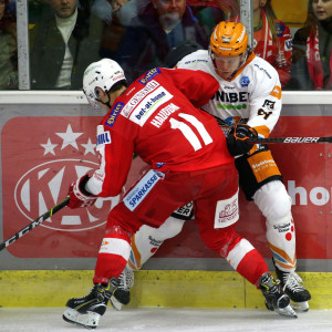 Lukas Haudum (KAC) im Zweikampf an der Bande