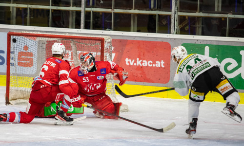 Der überragende Roberts Lipsbergs des EC Bregenzerwald, hier beim Tor zum 3:1