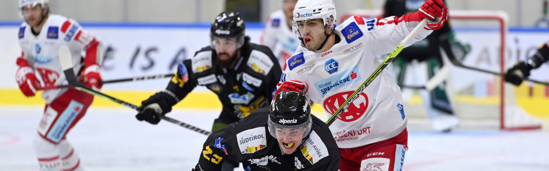 Jakob Stukel (PUS) gegen Thomas Vallant (KAC)