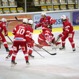 Getümmel vor dem Kasten der jungen Rotjacken Getümmel vor dem Kasten der jungen Rotjacken