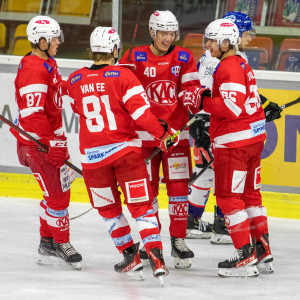 Nal Brodnik (KFT) nimmt nach seinem ersten Saisontor die Gratulationen seiner Mitspieler entgegen