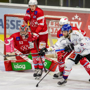Mit vereinten Kräften stellen sich Jakob Holzer (KFT) und Tobias Sablattnig (KFT) einem Angriff entgegen Mit vereinten Kräften stellen sich Jakob Holzer (KFT) und Tobias Sablattnig (KFT) einem Angriff entgegen