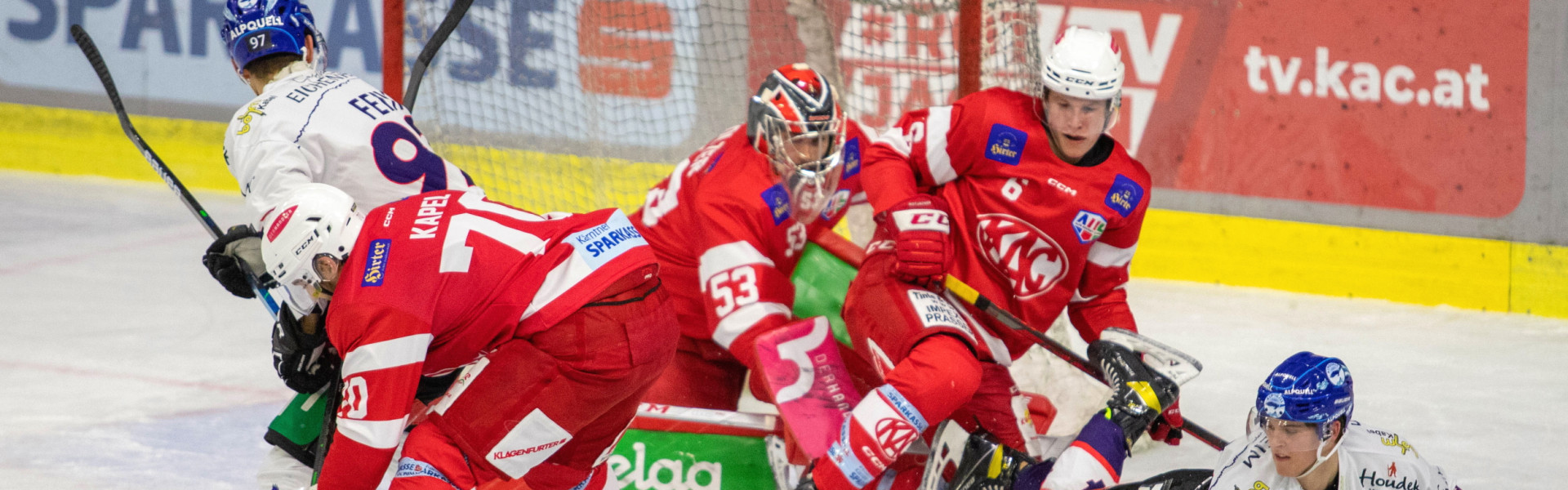 Getümmel vor dem Gehäuse des EC-KAC Future Team im Heimspiel gegen Kitzbühel