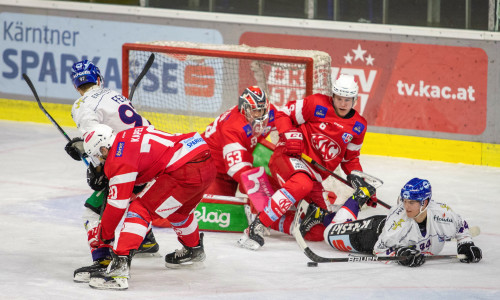 Getümmel vor dem Gehäuse des EC-KAC Future Team im Heimspiel gegen Kitzbühel