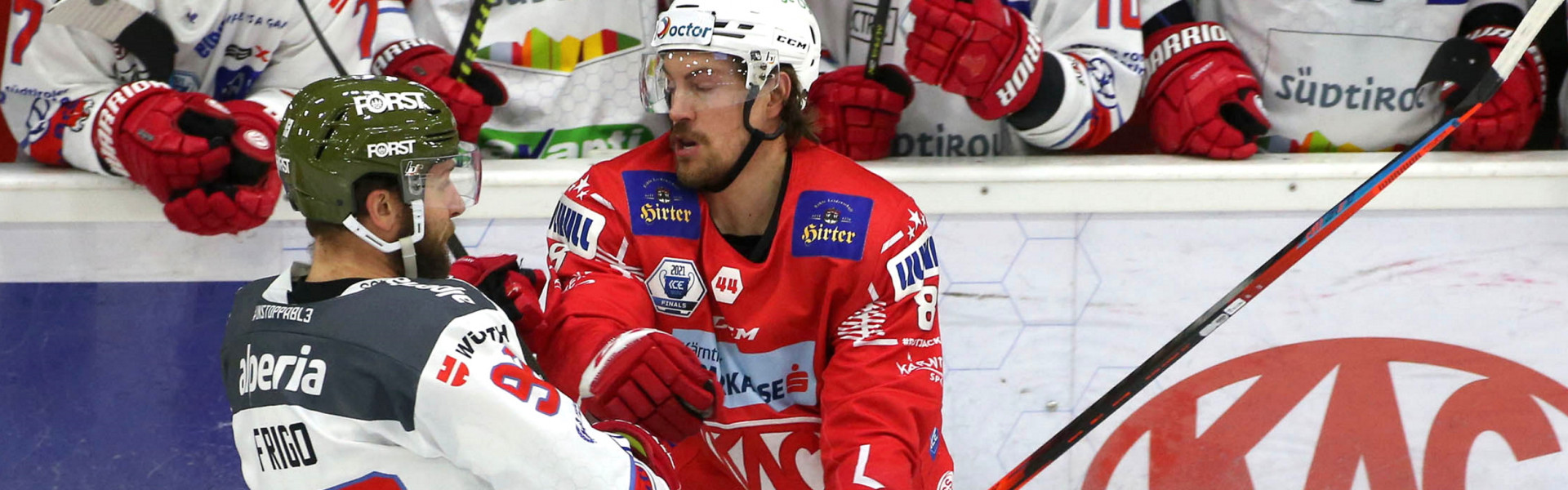 Luca Frigo (HCB) gegen Nick Petersen (KAC) im Rahmen der Finalserie 2021