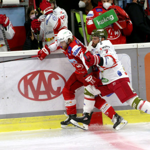 Johannes Bischofberger (KAC) bereitete den wichtigen Ausgleichstreffer zum 2:2 mustergültig vor