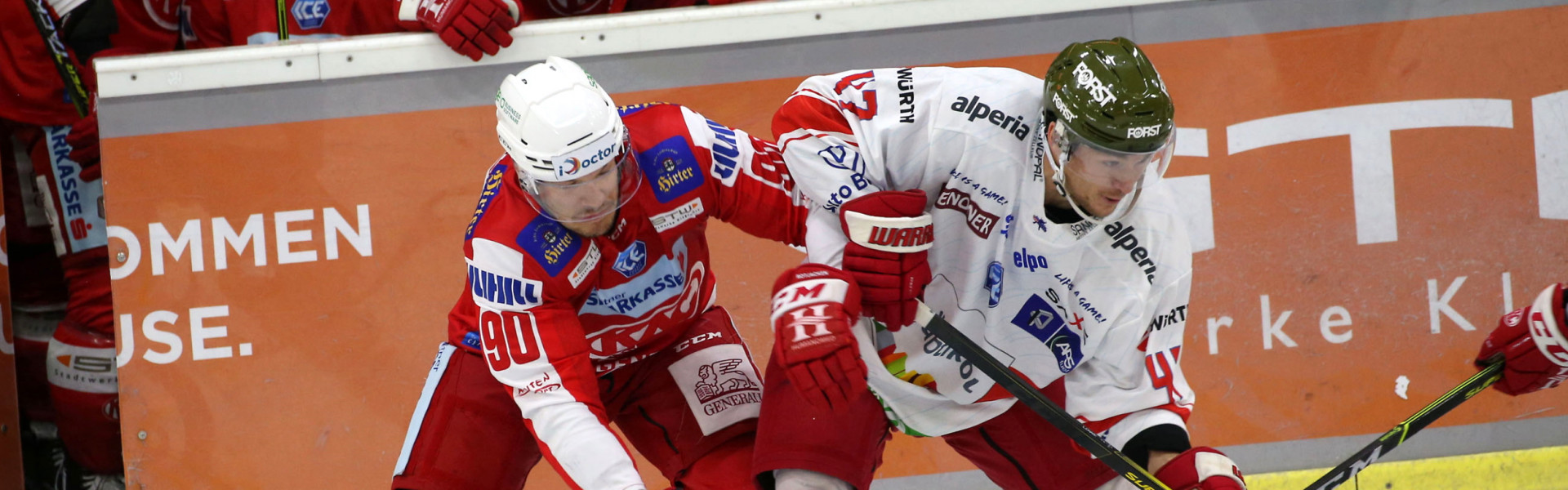 Matt Fraser (KAC) im Zweikampf mit Keegan Lowe (HCB)