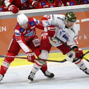 Matt Fraser (KAC) im Zweikampf mit Keegan Lowe (HCB) Matt Fraser (KAC) im Zweikampf mit Keegan Lowe (HCB)