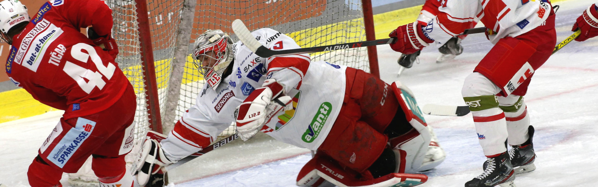 Rok Tičar (KAC) schiebt zur 1:0-Führung für die Rotjacken ein