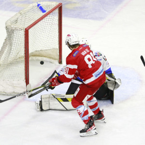 Finn van Ee (KFT) beobachtet nach gutem Screen das Game Winning Goal, erzielt von Marco Sunitsch (KFT)