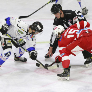 Jannik Fröwis (KFT) beim Faceoff gegen David Gschnitzer (WSV) Jannik Fröwis (KFT) beim Faceoff gegen David Gschnitzer (WSV)