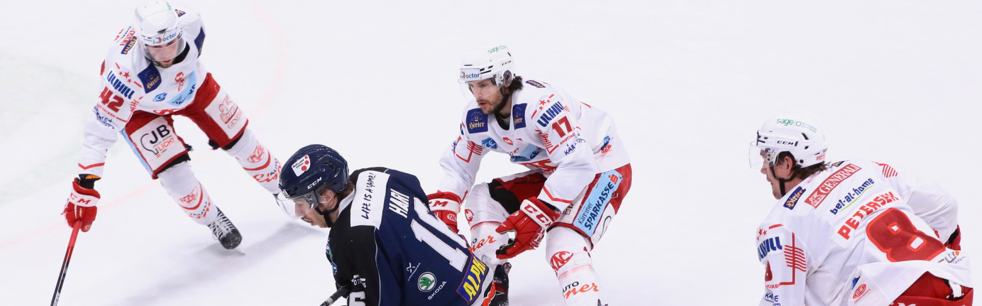 Topscorer Jáno Hári (AVS), umzingelt von den KAC-Stürmern Tičar, Ganahl und Petersen