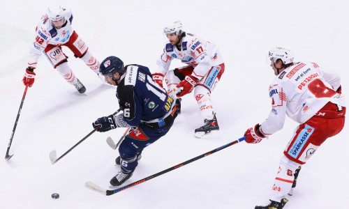 Topscorer Jáno Hári (AVS), umzingelt von den KAC-Stürmern Tičar, Ganahl und Petersen