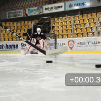 Nur knapp vier Zehntelsekunden können über Erfolg und Misserfolg eines Torschusses entscheiden Nur knapp vier Zehntelsekunden können über Erfolg und Misserfolg eines Torschusses entscheiden