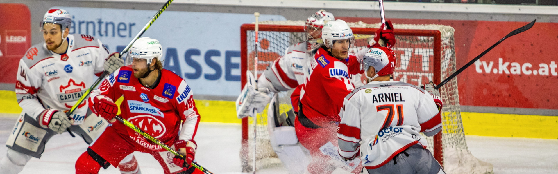 Daniel Obersteiner (KAC) und Manuel Ganahl (KAC) im Heimspiel gegen Bratislava am 15. Oktober