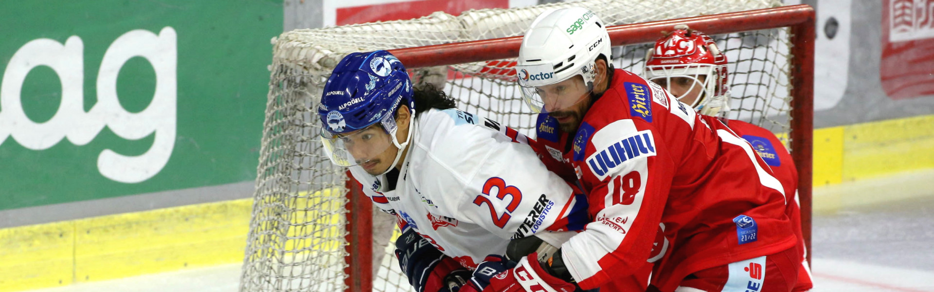 Thomas Koch (KAC) und Tim McGauley (HCI) im ersten Saisonduell, das der EC-KAC mit 6:2 gewinnen konnte