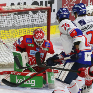 Sebastian Dahm (KAC) wurde vom HCI bereits nach 16 Sekunden bezwungen Sebastian Dahm (KAC) wurde vom HCI bereits nach 16 Sekunden bezwungen