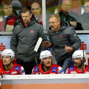 Juha Vuori (li.) und Petri Matikainen (re.) haben mit ihrer Mannschaft einiges zu besprechen Juha Vuori (li.) und Petri Matikainen (re.) haben mit ihrer Mannschaft einiges zu besprechen