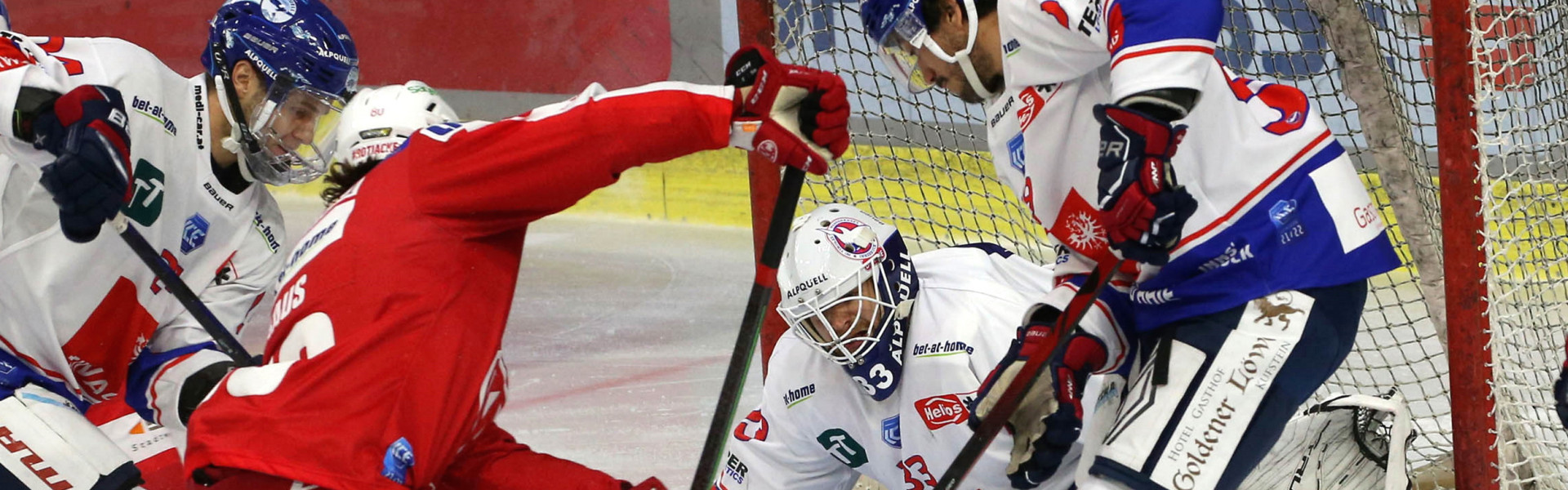 Niki Kraus (KAC) vor dem Kasten der Innsbrucker