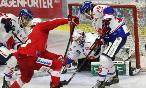 Niki Kraus (KAC) vor dem Kasten der Innsbrucker