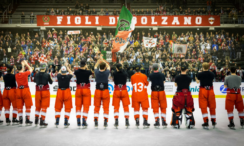 Die lautstarke Fankurve in der Palaonda/Eiswelle