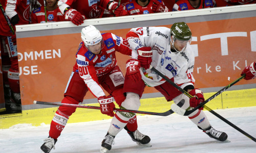 Matt Fraser (KAC) und Keegan Lowe (HCB) im Zweikampf im ersten Saisonduell in Klagenfurt vor acht Tagen