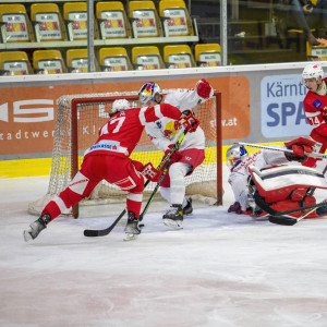 Marcel Witting stochert den Puck zur Führung für das Future Team über die Linie Marcel Witting stochert den Puck zur Führung für das Future Team über die Linie