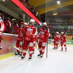 Die Rotjacken konnten mit ihren Fans ihren vierten Heimsieg in der laufenden ICE-Saison feiern Die Rotjacken konnten mit ihren Fans ihren vierten Heimsieg in der laufenden ICE-Saison feiern
