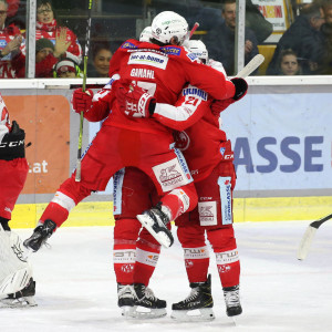 Die Rotjacken jubeln über ihre Führung im ersten Drittel Die Rotjacken jubeln über ihre Führung im ersten Drittel