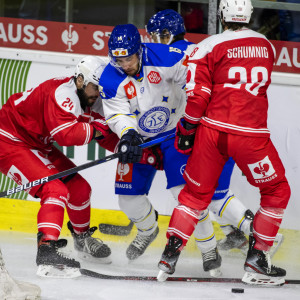 Max Veronneau, zweitbester SHL-Scorer der Saison, wurde von Steven Strong und Martin Schumnig in die Zange genommen