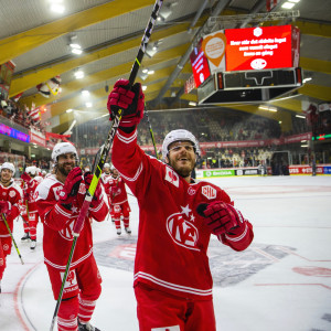 Die Rotjacken auf ihrer verdienten Ehrenrunde nach einem großartigen CHL-Auftritt Die Rotjacken auf ihrer verdienten Ehrenrunde nach einem großartigen CHL-Auftritt