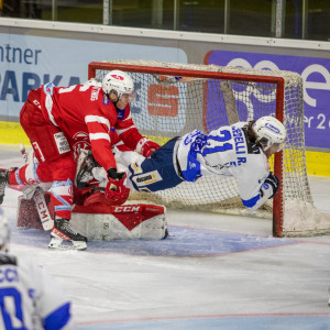 Riccardo Lacedelli (SGC) erzielte die ersten beiden Treffer der Gäste Riccardo Lacedelli (SGC) erzielte die ersten beiden Treffer der Gäste
