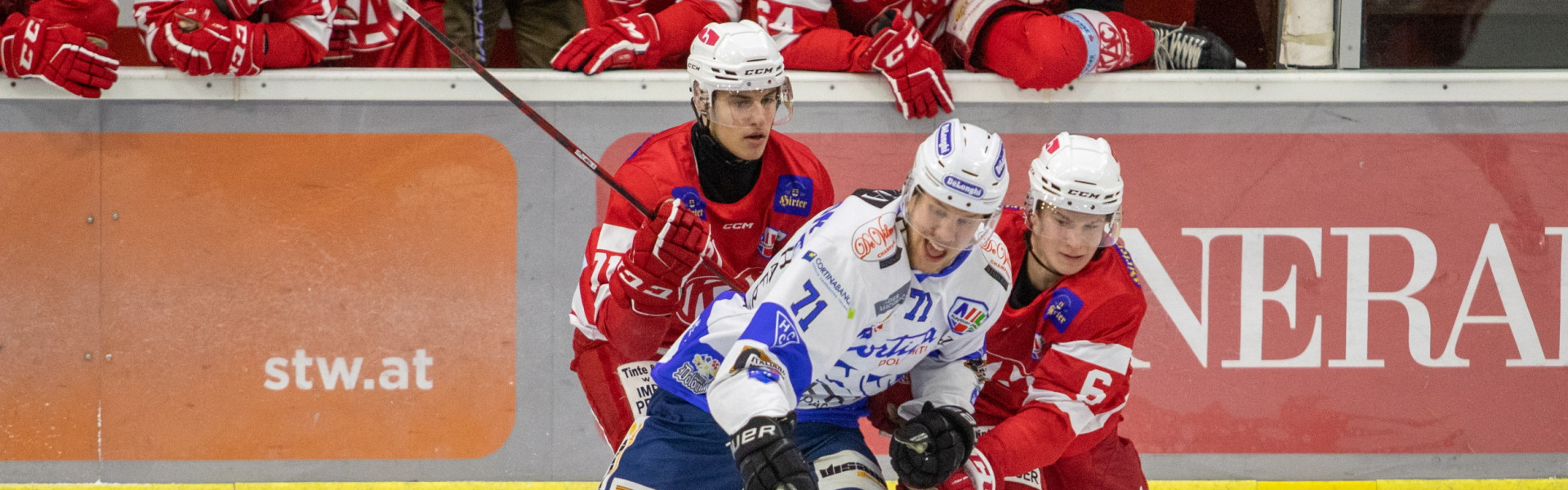 Nico Kramer (KFT) und Tobias Sablattnig (KFT) nehmen Mikael Johansson (SGC) in die Zange