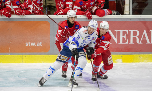 Nico Kramer (KFT) und Tobias Sablattnig (KFT) nehmen Mikael Johansson (SGC) in die Zange